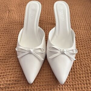Boohoo white bow heels size 9 wide